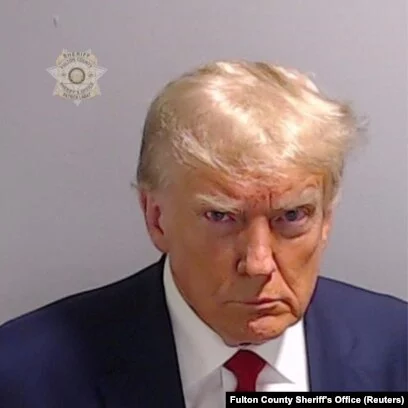 Бывшего президента Дональда Трампа сфотографировали в тюрьме округа Фултон для снимка под арестом. Фотография была опубликована офисом шерифа округа Фултон, Атланта, Джорджия, 24 августа 2023 года