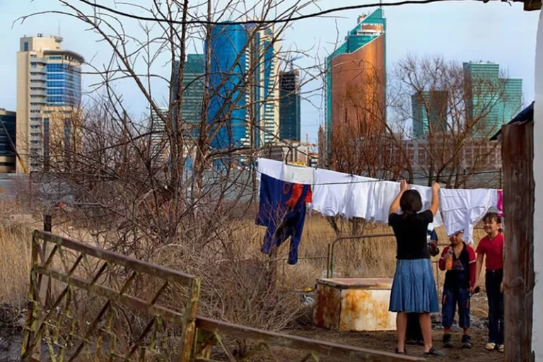 Совок 25 лет спустя: жить стало хуже, жить стало мрачнее - изображение 1
