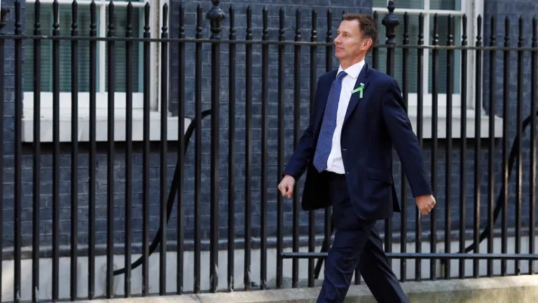 Из Минздрава в МИД - изображение 1