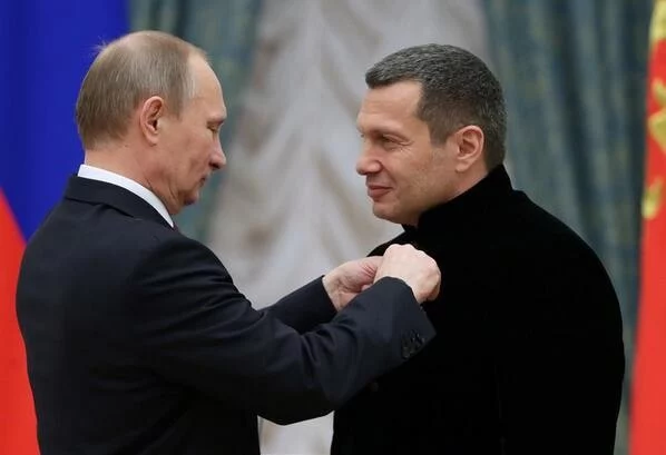 Изображение 1 для Путин «назначил» звание – заслуженный журналист