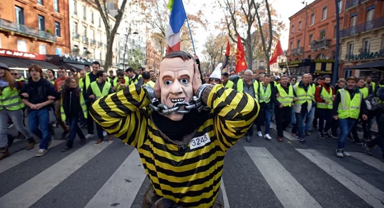 Президент страны Эмманюэль Макрон ввел режим экономического и социального ЧП - изображение 1