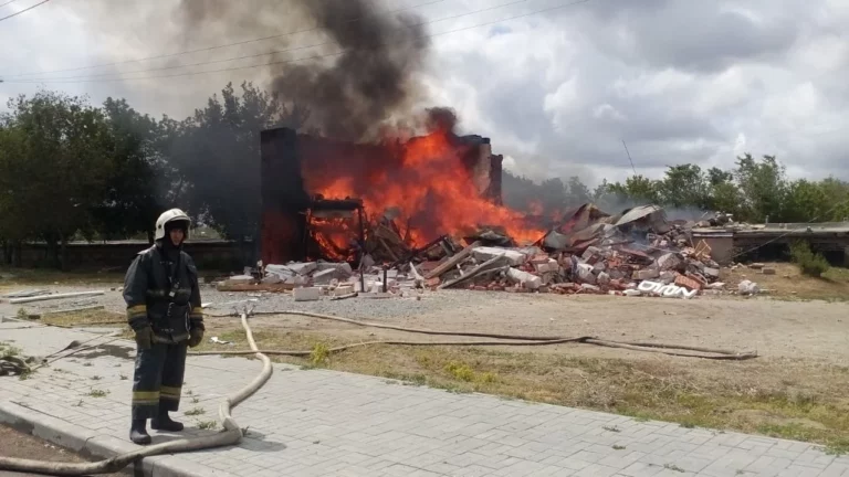 Сегодня около 12 часов дня в Костанае в результате взрыва газового оборудования на СТО пострадали 7 человек. - изображение 1