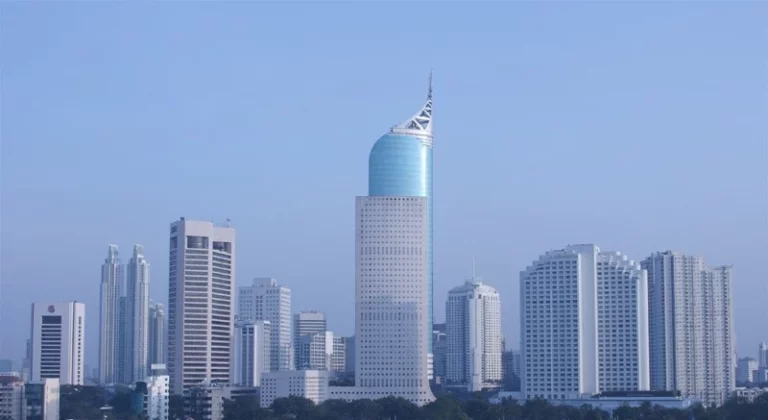 В Тбилиси митингующие штурмовали парламент - изображение 1