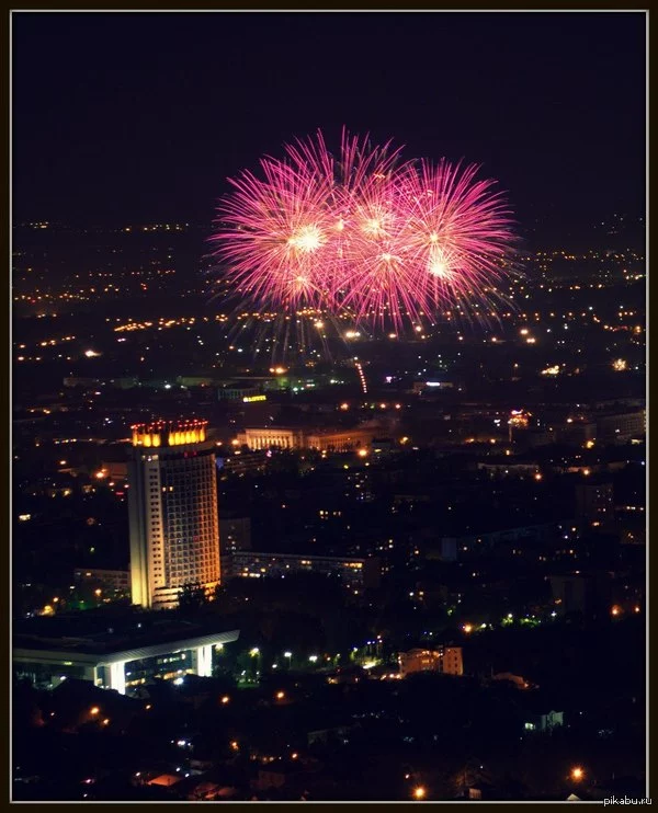 В Алматы в честь для столицы прогремел мощный салют. Ранее в столице отказались от проведения праздничных фейерверков - изображение 1