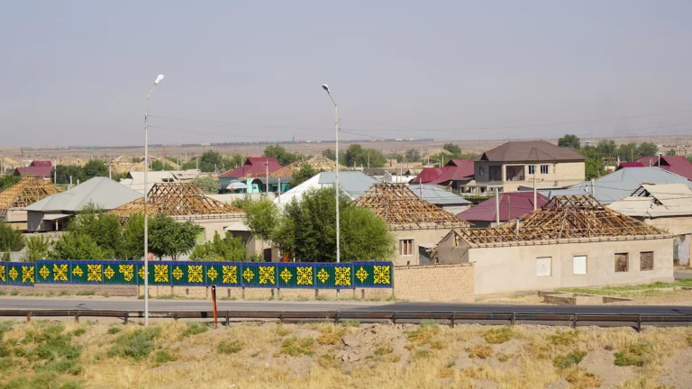 Глава правительства Аскар Мамин посетил сегодня пострадавший от взрывов город. И озвучил сроки возвращения города в нормальное русло - изображение 1