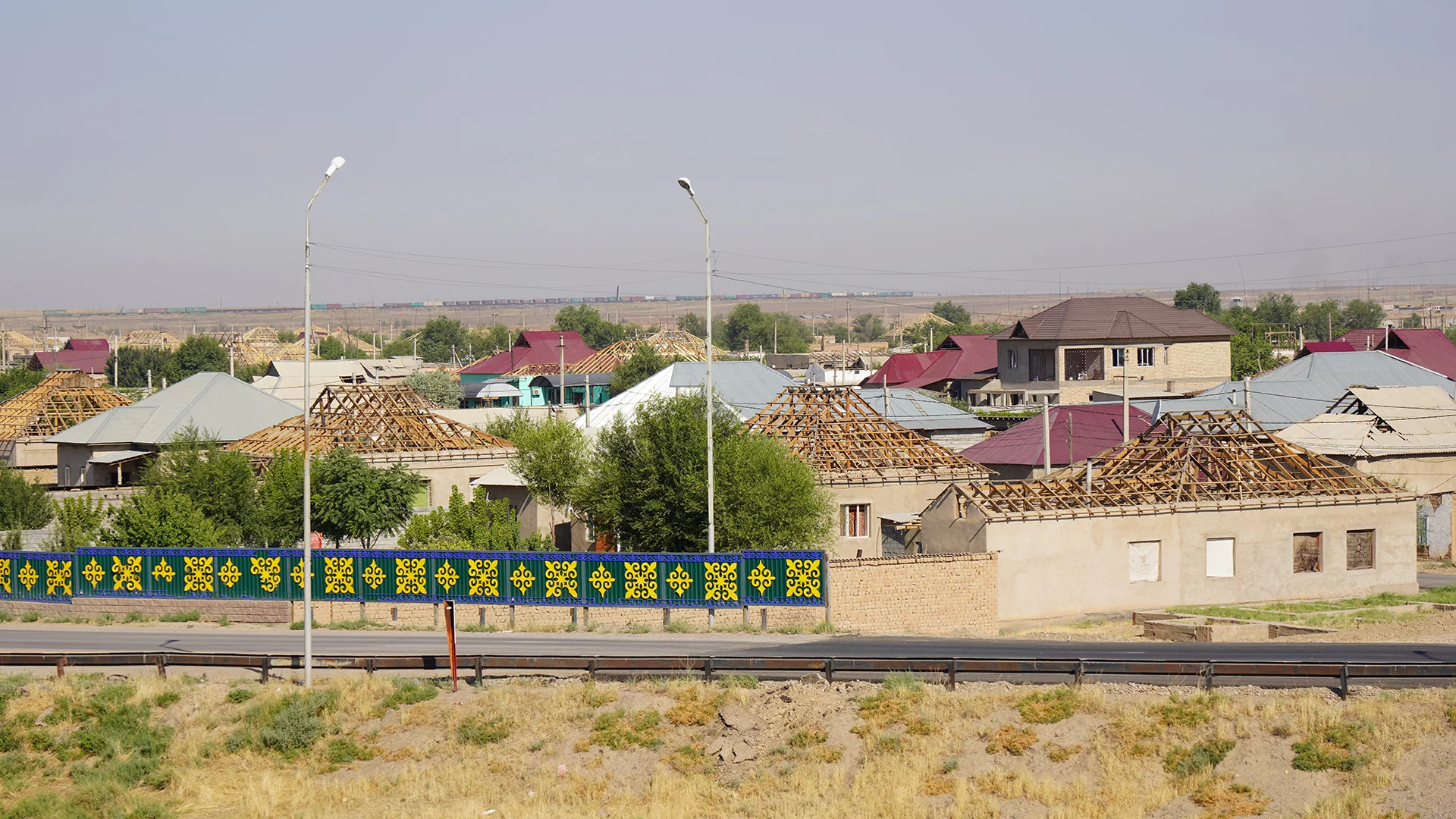 Изображение 2 для Глава правительства Аскар Мамин посетил сегодня пострадавший от взрывов город. И озвучил сроки возвращения города в нормальное русло