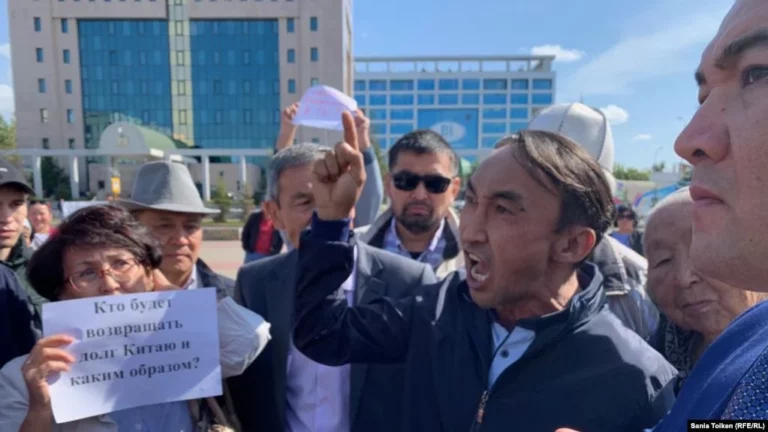 В Жанаозене проходит многотысячный митинг - изображение 1