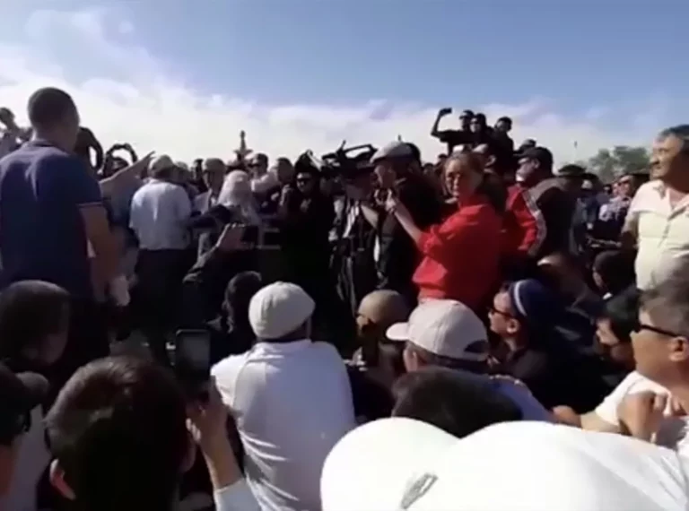 Сегодня в Жанаозене на площади у акимата вновь собрались жители, недовольные экономическим положением и экспансией китайского бизнеса. - изображение 1