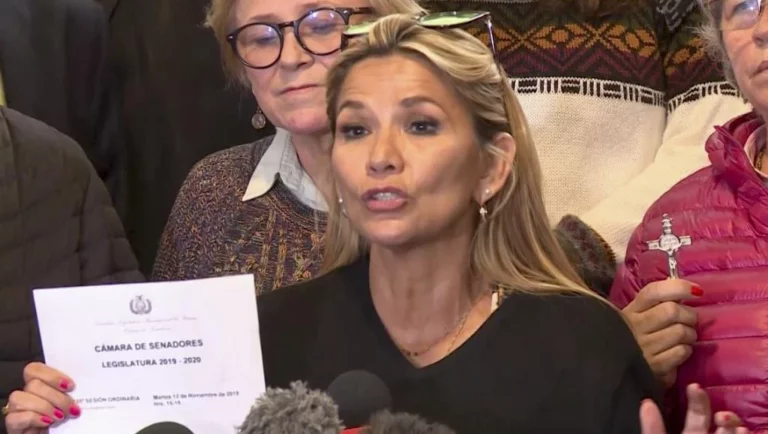 После того, как с поста президента ушел Эво Моралес, сенатор от оппозиции Жанин Аньес стала временным президентом страны - изображение 1