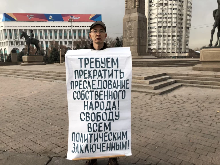 В Алматы сегодня днем прошел одиночный пикет в поддержку четырех участников майских демонстраций. - изображение 1
