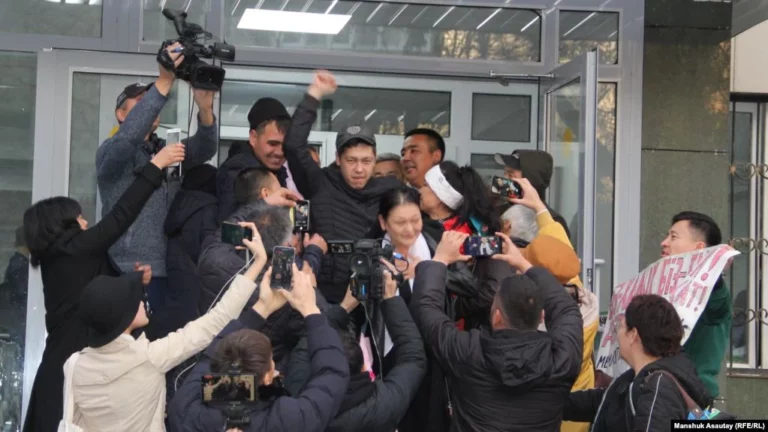 В Гонконге отменили запрет на ношение масок - изображение 1