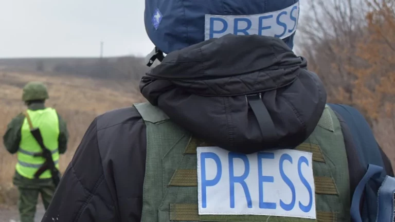 Экс-премьера Кыргызстана принудительно доставили в суд, а затем — выгнали - изображение 1