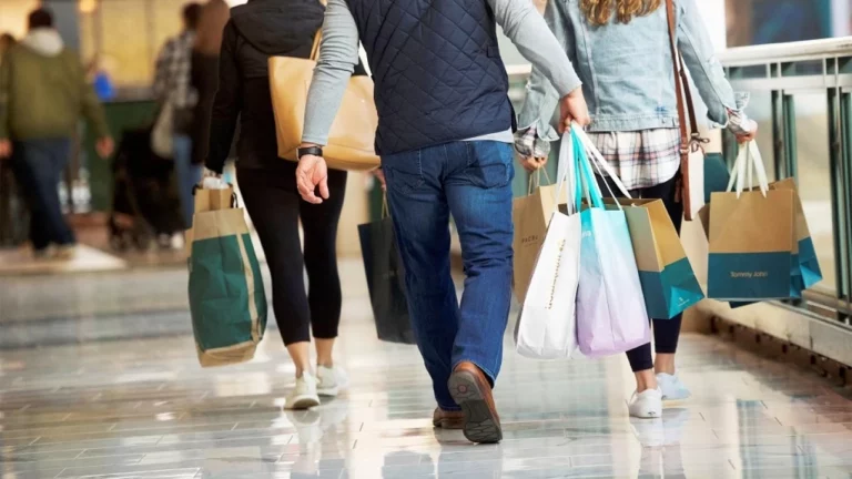 Елизавета II поддержала Гарри и Меган - изображение 1