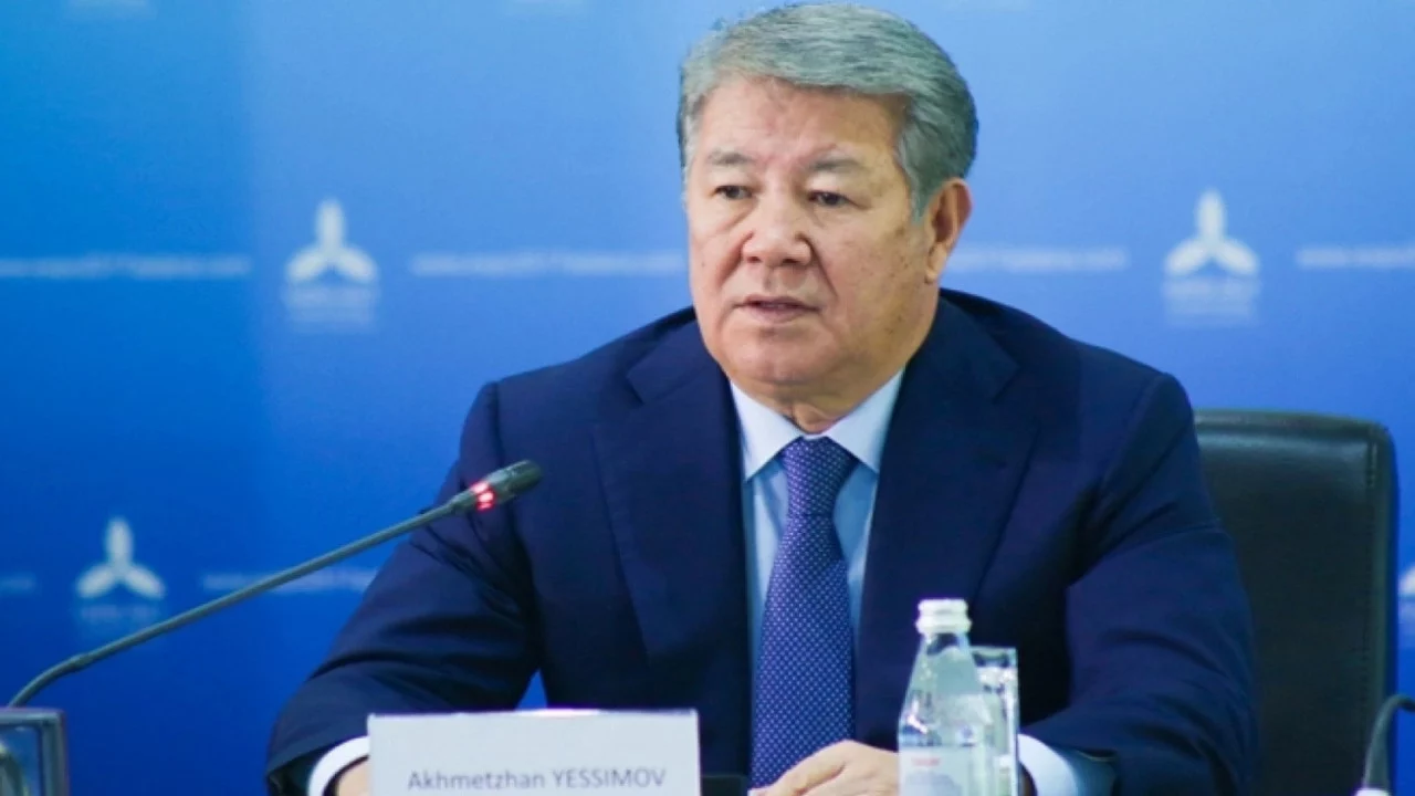 Изображение 2 для Глава государства принял председателя правления АО «ФНБ «Самрук-Қазына» Ахметжана Есимова