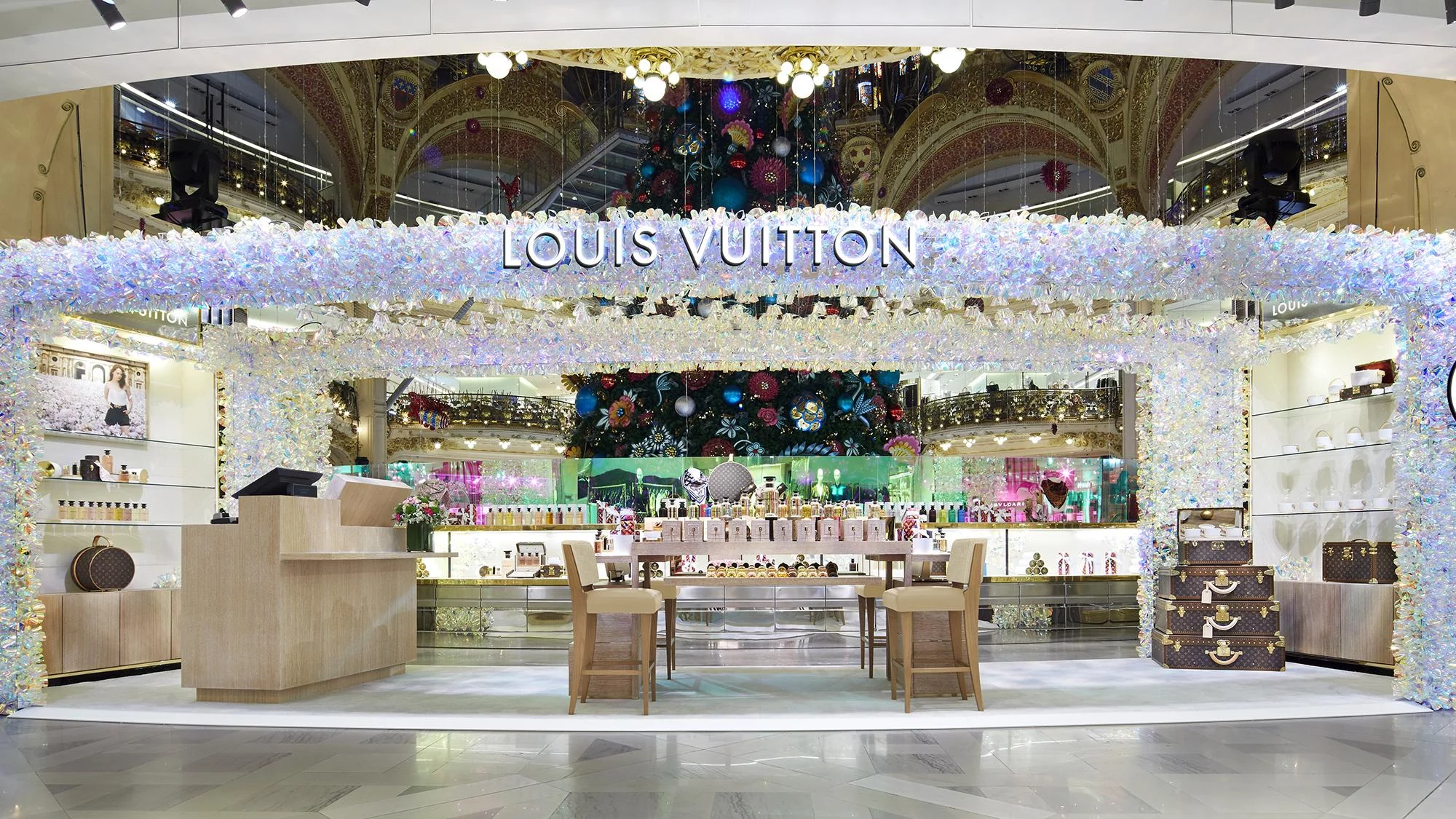 Изображение 2 для Сколько людей контактировали с двумя зараженными казахстанцами?