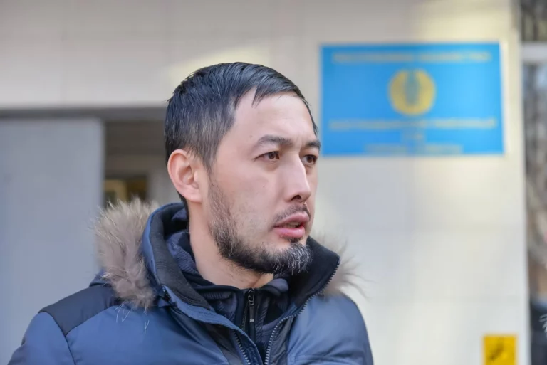 Вечером 17 апреля в Алматы был задержан активист Альнур Ильяшев, часто критиковавший власти и организовывавший различные общественные акции. - изображение 1