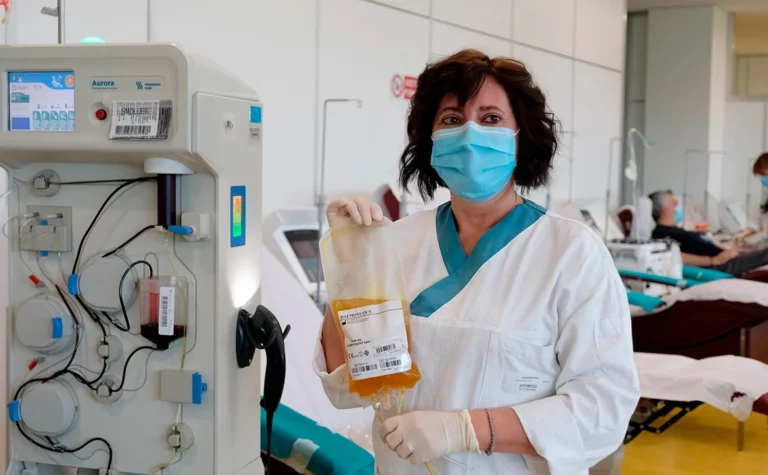 В Казахстане больные коронавирусом стали получать лечение плазмой - изображение 1