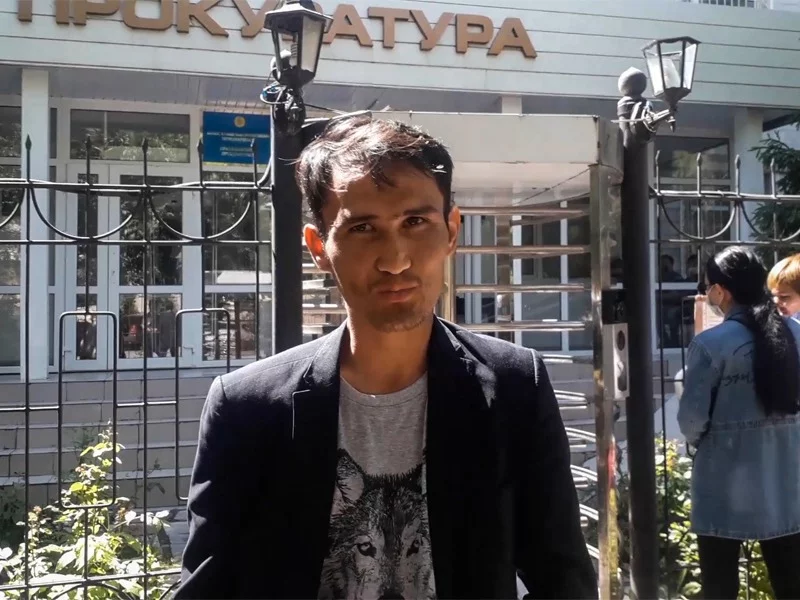 Изображение 1 для Житель Уральска поджег себя перед зданием прокуратуры