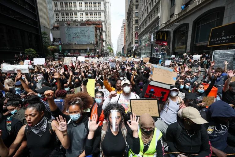 Вспышки коронавируса после протестов в США не зафиксировано - изображение 1