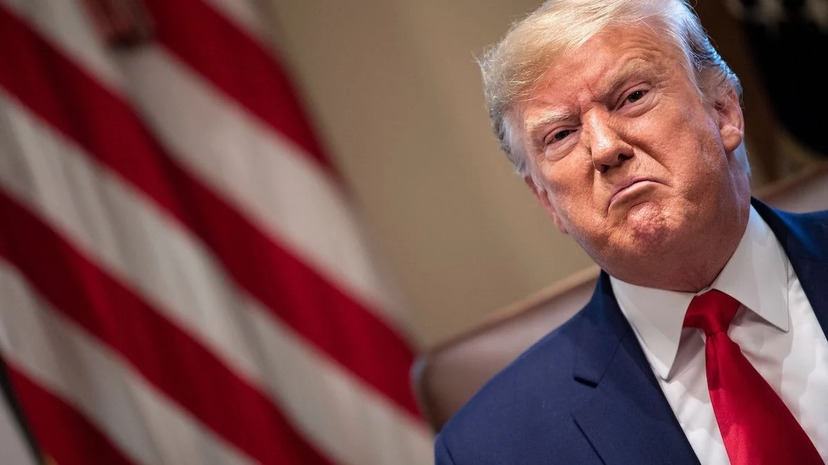 Изображение 1 для Фейсбук удалил рекламу Трампа за нацистскую символику