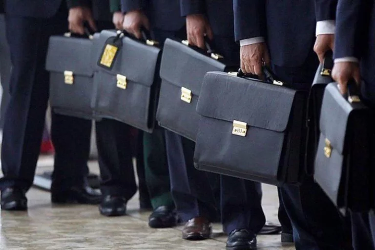 Количество госслужащих растёт, их зарплаты — тоже - изображение 1