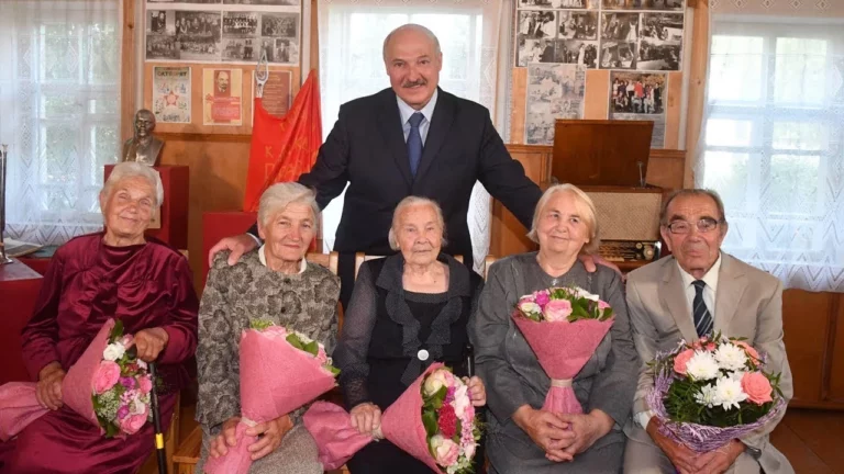 Лукашенко объявил, что в Беларуси победили коронавирус - изображение 1