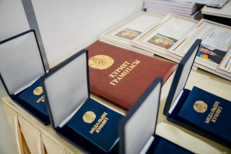 Медработникам столицы вручили госнаграды - изображение 1