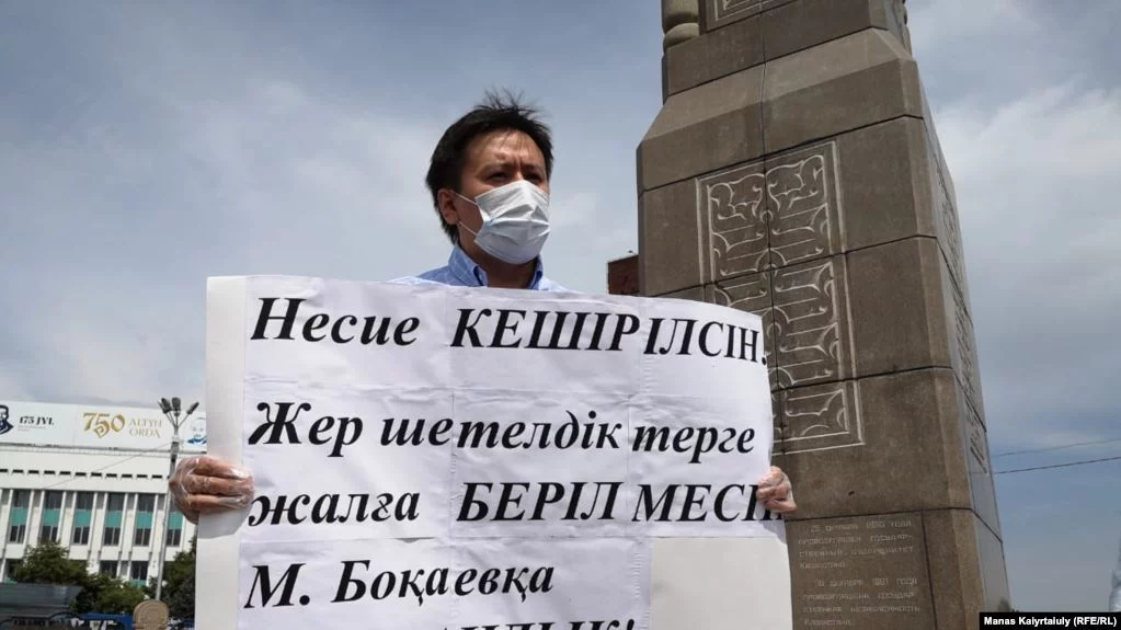 Изображение 1 для В Алматы активист провел одиночный пикет