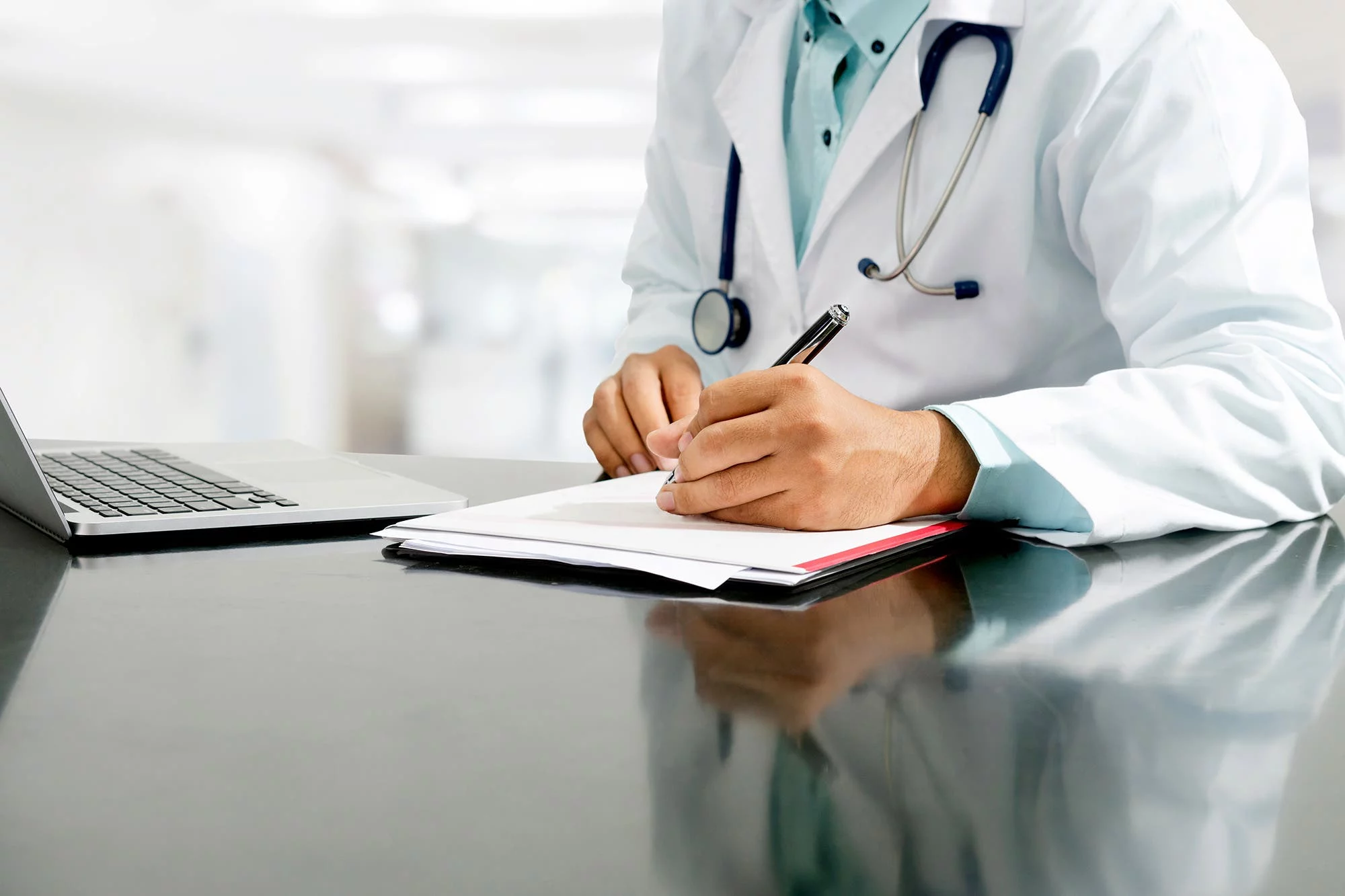 Изображение 1 для По два миллиона тенге выплатят 123-м зараженным медработникам