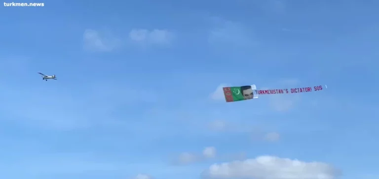В США запустили самолет с надписью «Диктатор Туркменистана — SOS» - изображение 1