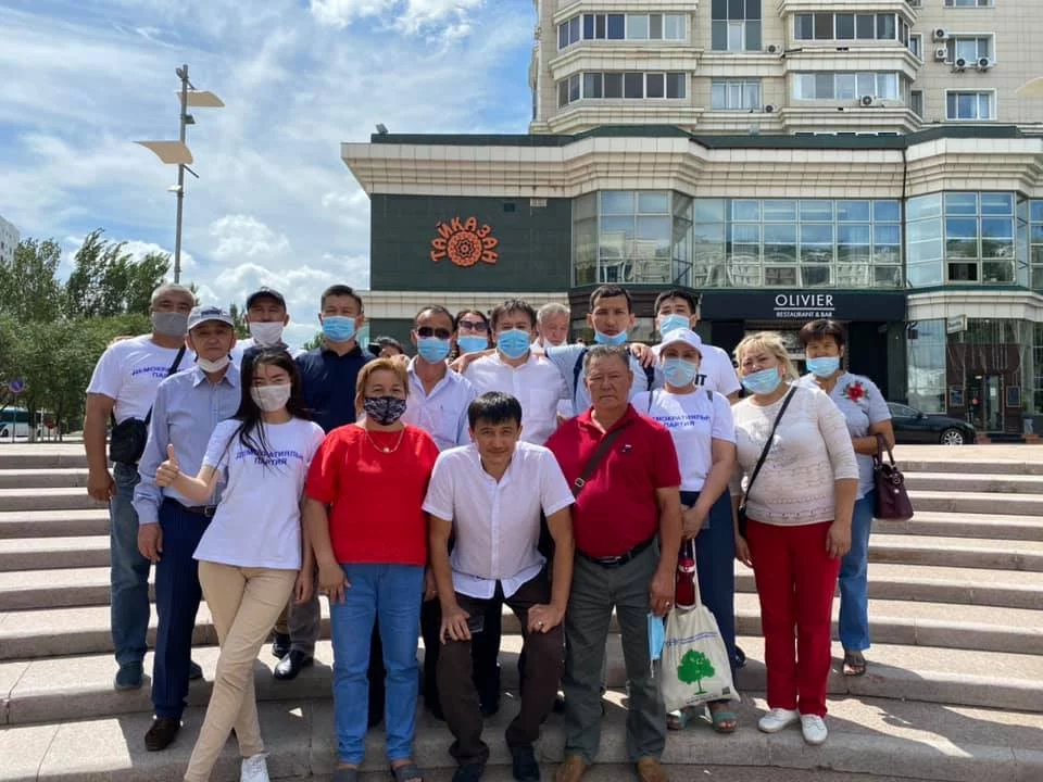 Изображение 1 для Жанболат Мамай сдал заявление о списании кредитов в Акорду