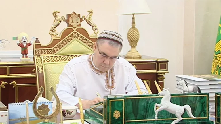 Президент Туркменистана, отрицающий коронавирус, написал 53 книгу - изображение 1