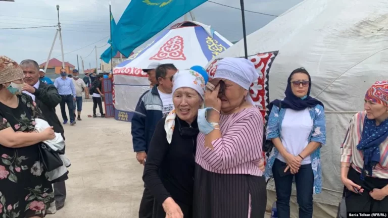 Во время поминок Дулата Агадила спецназ запускал дроны над его домом - изображение 1