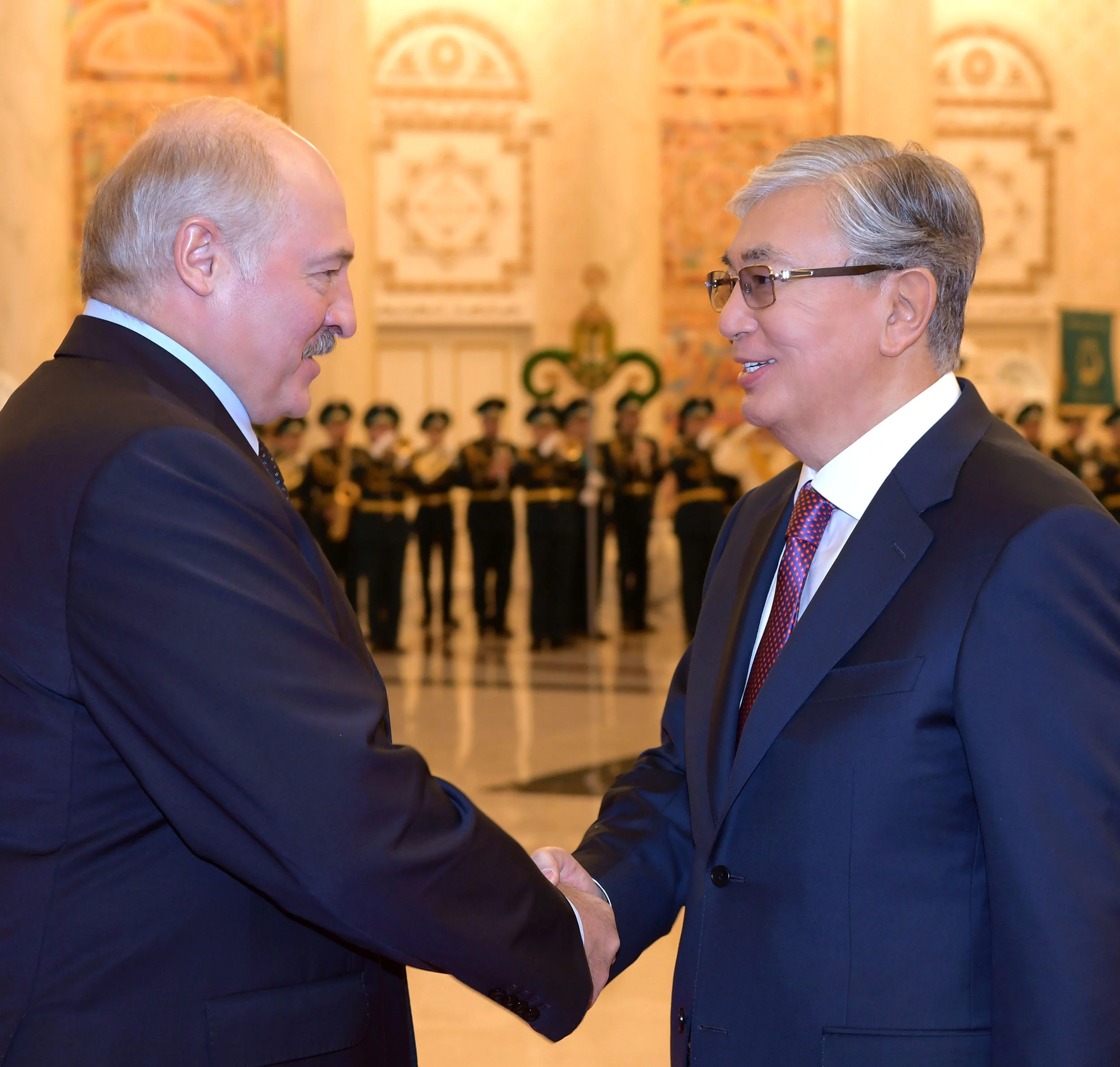 Изображение 1 для Токаев поздравил Батьку с победой