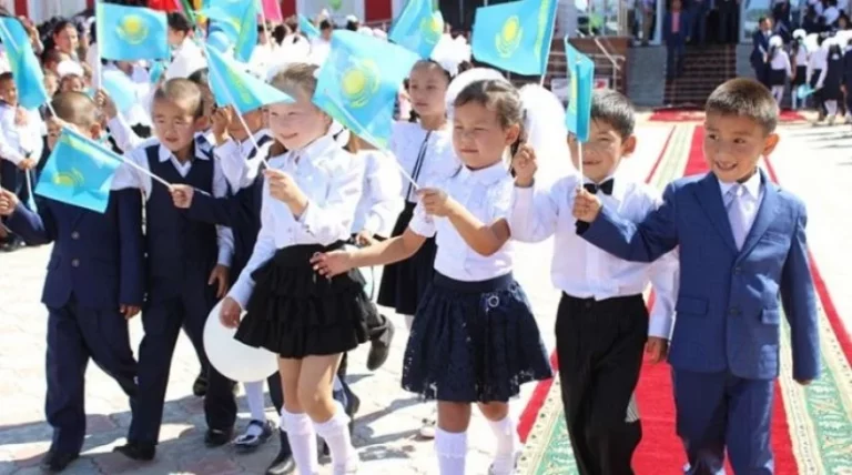 Новый учебный год для 400 тысяч первоклашек начнется в дистанционном формате - изображение 1