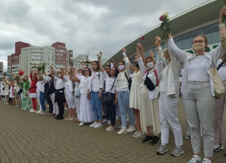 События в Беларуси: голодовка перед ЕС, «живые цепи» и результаты ЦИК - изображение 1