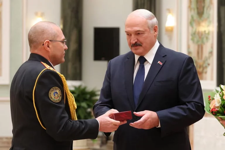 Лукашенко наградил 300 силовиков медалью «за безупречную службу» - изображение 1