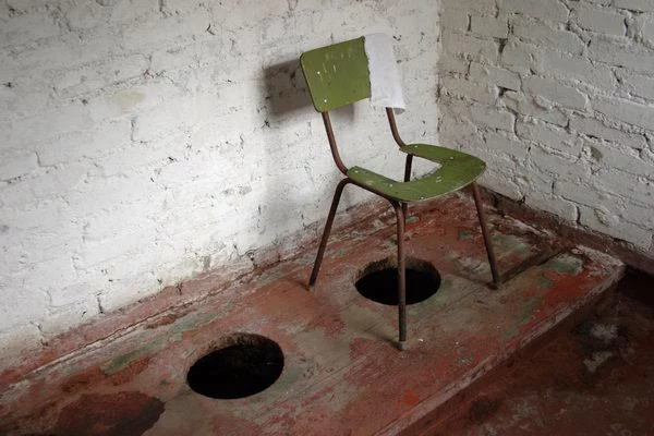 Изображение 1 для Сапарбаев устроил разнос подчинённым за школьные уличные туалеты