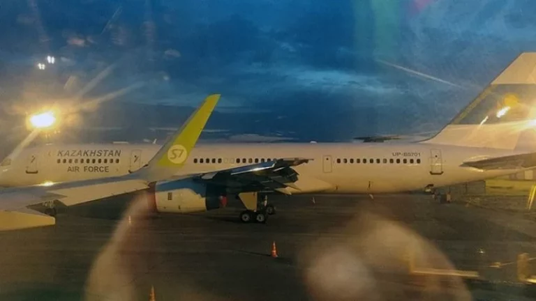 В Минобороны прокомментировали казахстанский самолет с оторванным крылом в аэропорту Новосибирска - изображение 1
