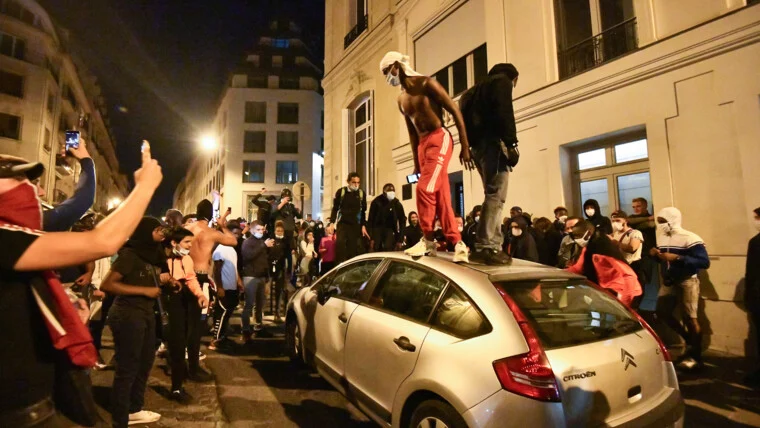 Изображение 1 для Расстроенные фанаты устроили погром в Париже