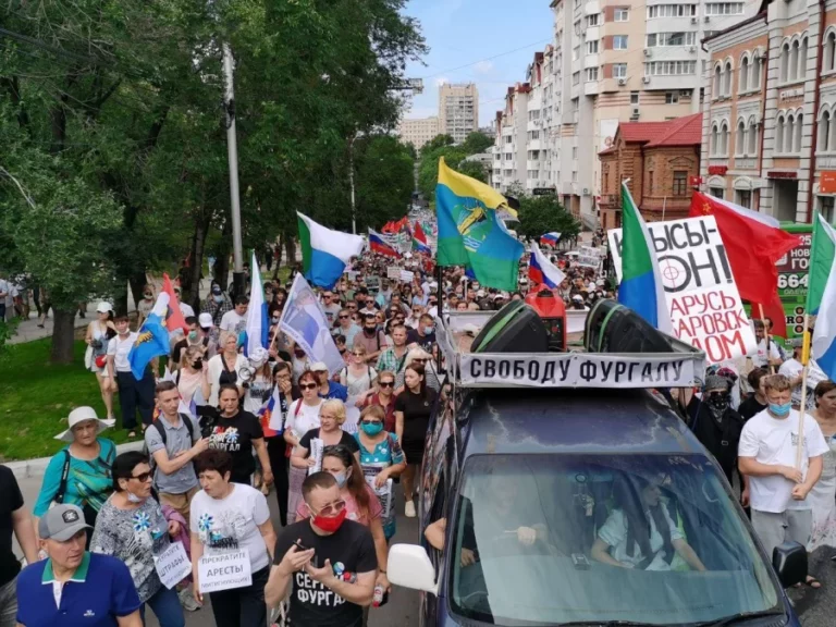 «Путин, выпей чаю!»: в Хабаровске не утихают массовые протесты - изображение 1