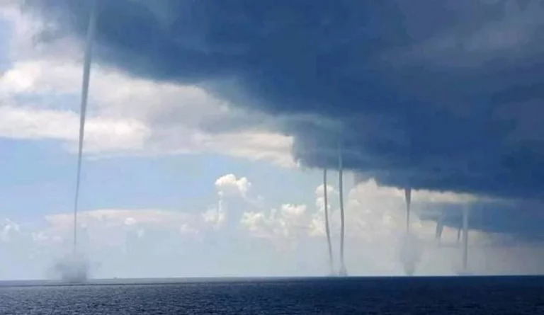 Водяные смерчи засняли над Каспием в Актау - изображение 1