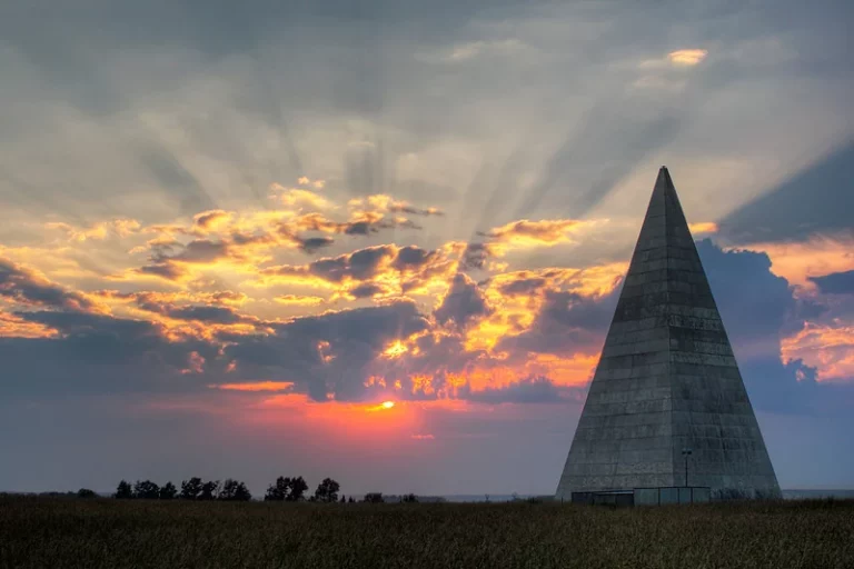 Мужчина возвел пирамиды в Шымкенте, чтобы спасти Казахстан от коронавируса - изображение 1