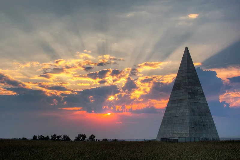 Изображение 1 для Мужчина возвел пирамиды в Шымкенте, чтобы спасти Казахстан от коронавируса