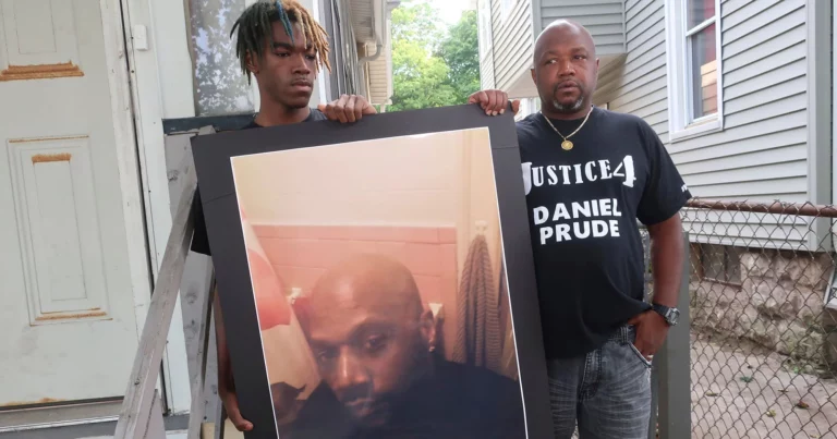 В США полицейских, задушивших афроамериканца, отстранили от должностей - изображение 1