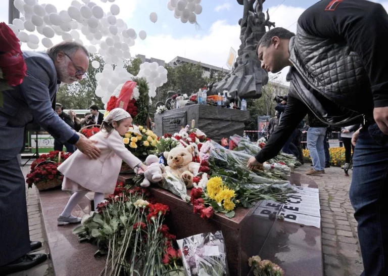 В Москве почтили память жертв теракта в Беслане - изображение 1
