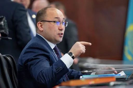 Изображение 1 для Абаев назвал Послание Токаева приземленным