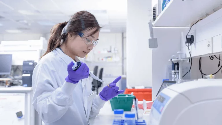 Оксфордский университет приостановил испытания вакцины из-за болезни волонтера - изображение 1