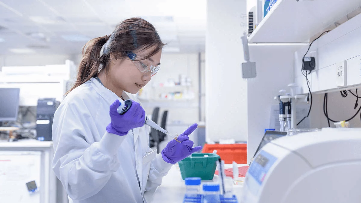 Изображение 1 для Оксфордский университет приостановил испытания вакцины из-за болезни волонтера