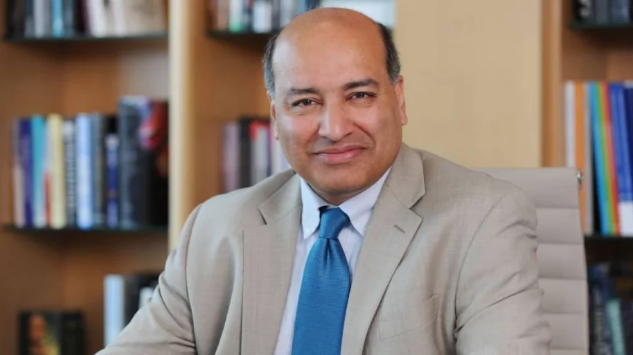 Изображение 1 для Что известно о сэре Суме Чакрабарти, который стал внештатным советником Токаева?